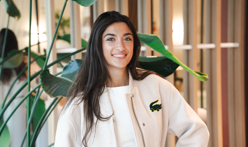 jongedame poseert voor plant