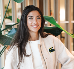 jongedame poseert voor plant