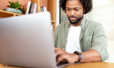 man achter laptop