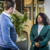 man en vrouw in gesprek