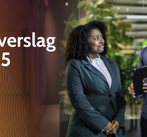 Twee professionals in gesprek met de t