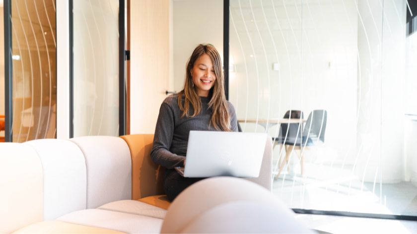 vrouw op bank met laptop