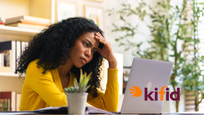 Vrouw zit achter haar laptop en kijkt bedenkelijk. Rechtsonder is het logo 'Kifid' zichtbaar.