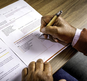 Persoon die het klachtformulier van Kifid invult