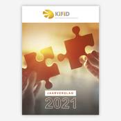 Omslag van het Jaarverslag 2021 van Kifid, waarop twee handen staan afgebeeld die twee puzzelstukjes vasthouden. Op de achtergrond van de afbeelding is zonlicht zichtbaar.
