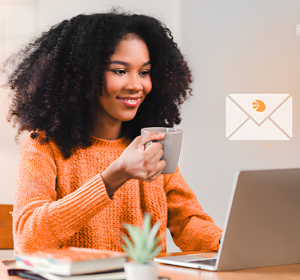 Een vrouw zit achter een laptop met een mok in haar hand en kijkt glimlachend naar het scherm. Rondom haar zweven illustraties van enveloppen, welke symbool staan voor de nieuwsbrief van Kifid.