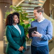 twee collega's kijken naar ipad 