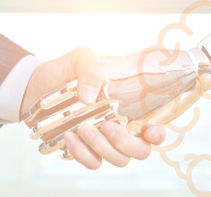 Een menselijke hand schudt een robotische hand, als symbool voor samenwerking tussen mens en kunstmatige intelligentie. Op de achtergrond staat een transparante illustratie van een brein en een microchip.