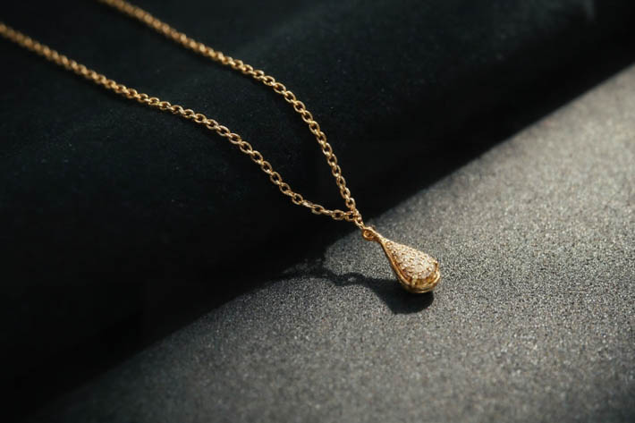 Gouden sieraad met hanger.