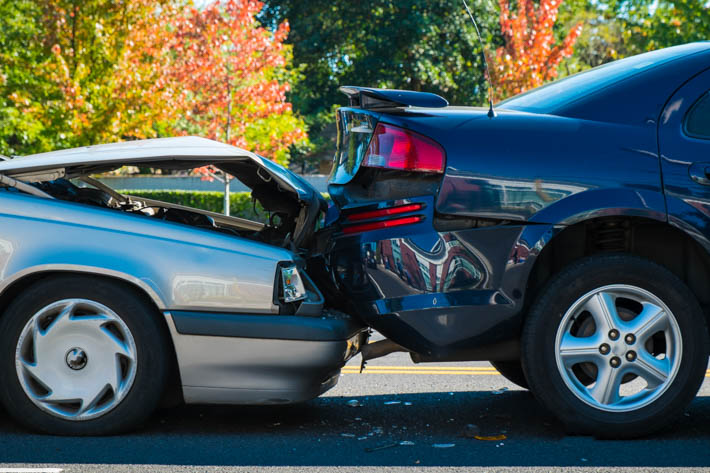 Twee auto's met kop-staart botsing.