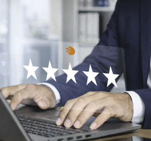 Zakelijke professional werkt op laptop in kantooromgeving, met vijf sterren en het vignet van Kifid als symbool voor hoge waardering door financiële dienstverleners.