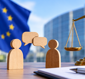 Twee houten figuren staan tegenover elkaar met tekstballonnen tussen hen in. Rechts staat een gouden weegschaal als symbool voor geschilbeslechting. Op de achtergrond is de vlag van de Europese Unie te zien.