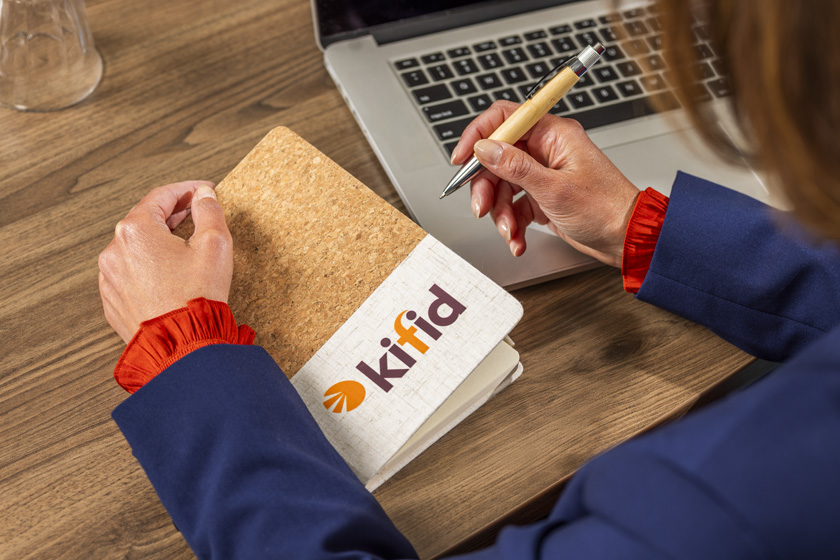 vrouw met pen en notitieblok in de hand