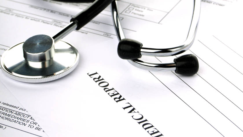 Documenten, waarvan op één de tekst 'medical report' staat. Op de documenten ligt een stethoscoop.