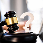 Gavel en vraagteken.