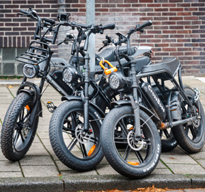 Fatbikes geparkeerd op straat