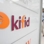 Kifid bord voor het kantoor