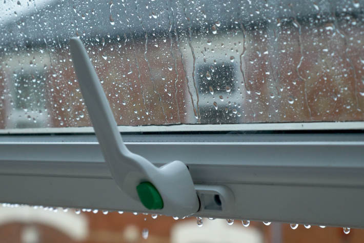 Open raam tijdens de regen.