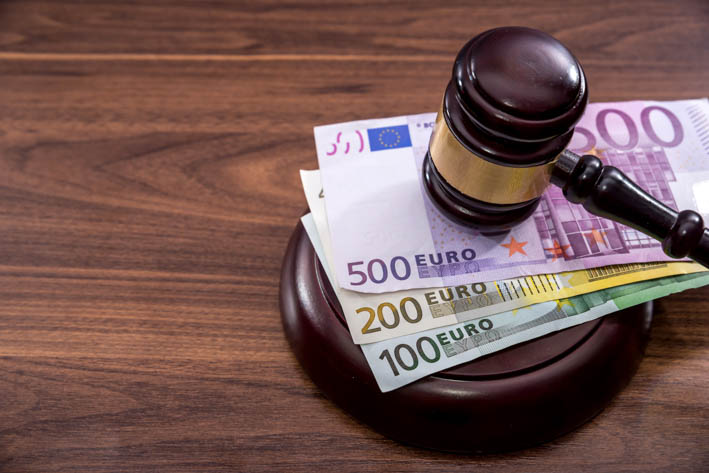 Gavel met biljetten van 500, 200 en 100 euro.
