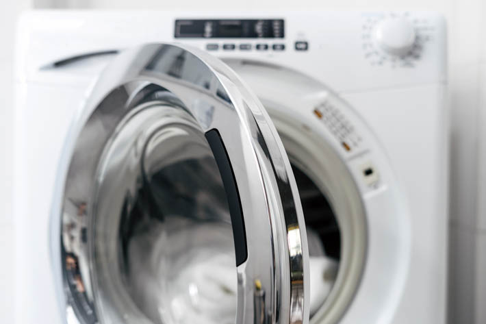 Wasmachine met openstaande deur.