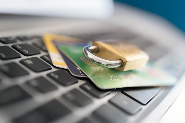 Drie bankpassen en slot op een toetsenbord.