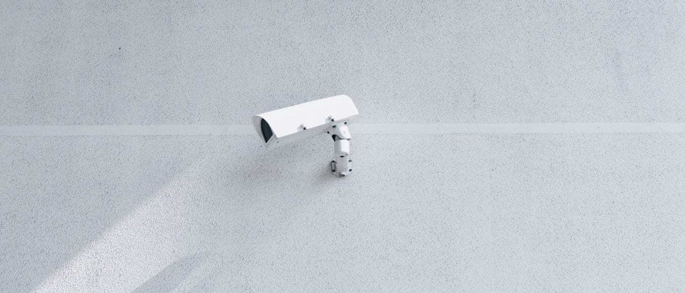 Beveiligingscamera op een grijze muur