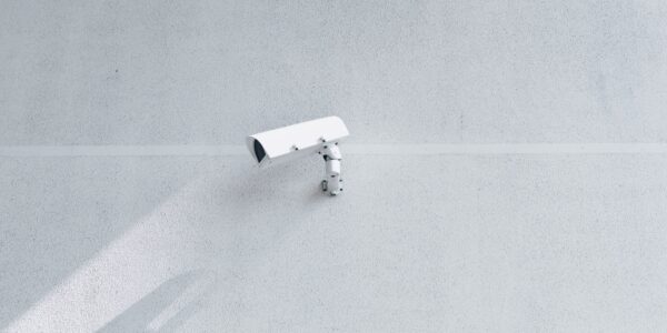 Beveiligingscamera op een grijze muur