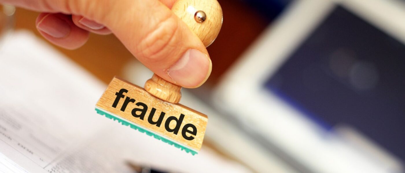 Fraude stempel op een document
