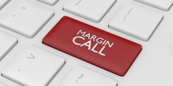 Rode knop op een toetsenbord met de tekst Margin CALL erop