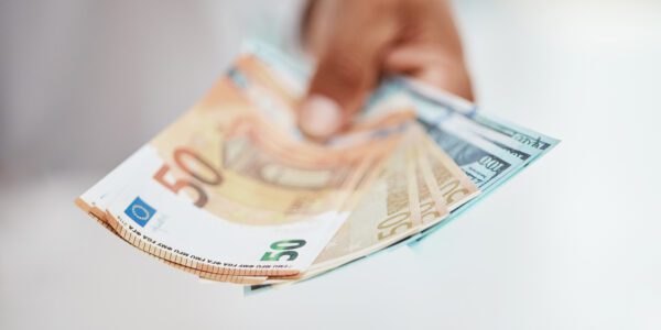 Hand die biljetten geld aanbiedt