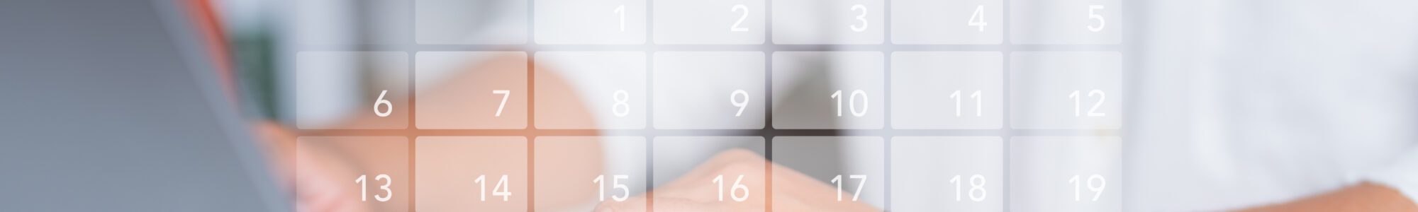 Persoon typt op een laptop met een overlay van een kalender.
