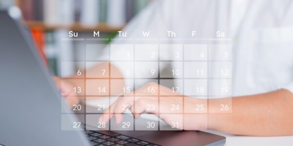 Persoon typt op een laptop met een overlay van een kalender.